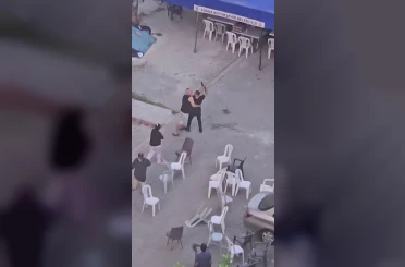Taziye evinde husumetlilerini tabancayla kovaladı 