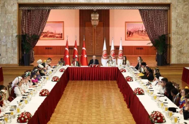 TBMM Başkanı Kurtulmuş 26 ülkeden gelen dünya çocuklarını TBMM Tören Salonu’nda kabul etti