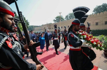 TBMM Başkanı Kurtulmuş, Pakistan’ın milli şairi Muhammed İkbal’in kabrini ziyaret etti