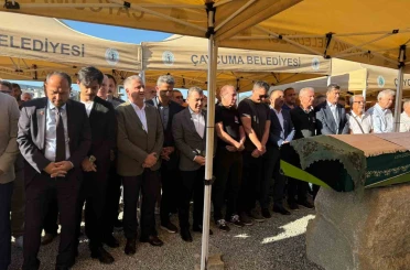 Tedavi gördüğü hastanede vefat eden belediye başkanının eşi toprağa verildi 