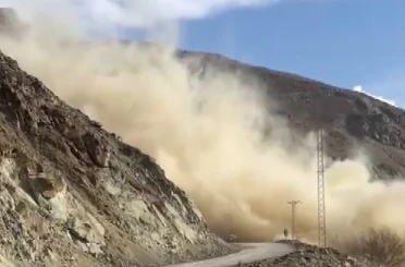 Tehlike oluşturan kayalar dinamit patlatılarak temizlendi 