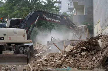 Tehlike oluşturan metruk yapılar yıkıldı
