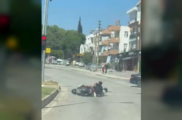 Tehlikeli hareketlerle motosikleti süren sürücü ve arkasındaki yolcunun düşme anı kameraya yansıdı 