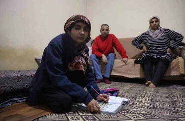 Tek odalı evde hayat mücadelesi veren Meryem’in tek hayali mavi boyalı bir oda 