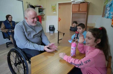 Tekerlekli sandalyeli öğretmen, özel öğrencilere rehber oluyor 