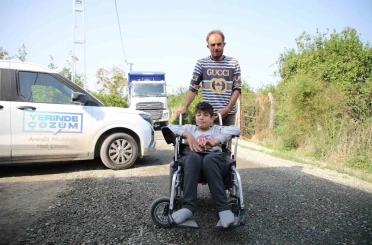 Tekerlekli sandalyesiyle rahat gezebilmesi için sokak asfaltlandı 