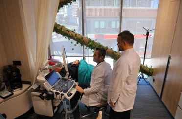 Tekerlekli sandalyeyle getirilen hasta tedavi sonrası yürüyerek çıktı 