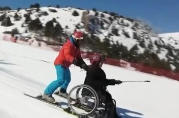 Tekerlekli sandalyeyle kayak yaparak hayalini gerçekleştirdi 