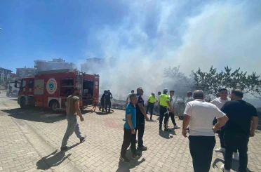 Tekirdağ’da arazide başlayan yangın araçlara sıçradı 