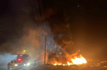 Tekirdağ’da atık döküm alanında yangın: Alevler geceyi aydınlattı 