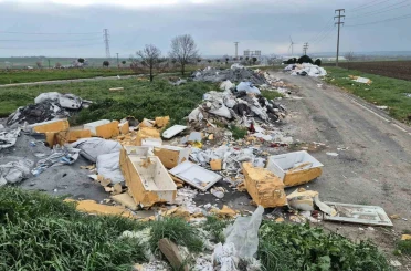 Tekirdağ’da kamyon kamyon atık döküldü 