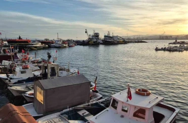 Tekirdağ’da lodos fırtınası balıkçıları denize çıkartmadı 