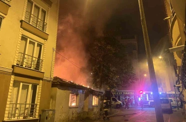 Tekirdağ’da metruk binada alevler geceyi aydınlattı, mahalleli sokağa döküldü 