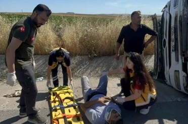 Tekirdağ’da moloz yüklü kamyon devrildi 