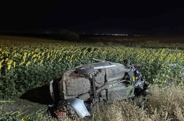 Tekirdağ’da otomobil beton bloğa çarparak tarlaya devrildi: 3’ü çocuk 5 yaralı 