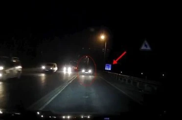 Tekirdağ’da otomobil bir anda kayarak savruldu: Kazanın kıl payı atlatıldığı anlar kamerada 