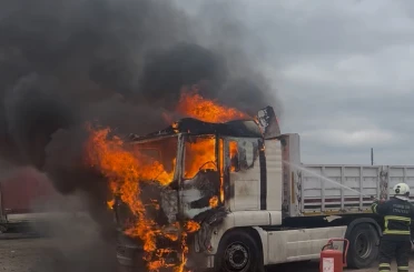 Tekirdağ’da park halindeki tır alev alev yandı 