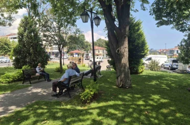 Tekirdağ’da sıcaktan bunalanlar gölgelik alanlara sığındı 