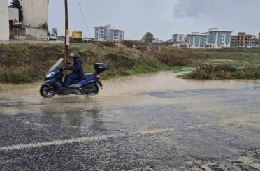 Tekirdağ’da şiddetli sağanak yolları dereye çevirdi 