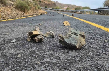 Tekirdağ’da taş ve kayalar yola düştü 