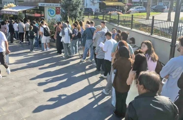 Tekirdağ’da üniversiteliler kart kuyruğunda saatlerce bekledi 