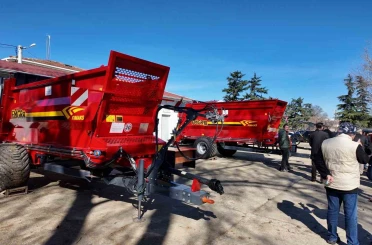 Tekirdağ’da üreticilere iklim dostu destek: 2 adet hayvan gübresi dağıtma römorku hizmete sunuldu 