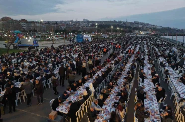 Tekirdağ’ın en büyük iftar sofrası: 8 bin kişi aynı anda orucunu açtı 