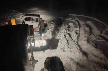 Tekman’da karda mahsur kalan araç belediye ekiplerince kurtarıldı 