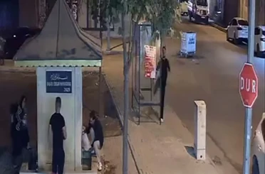 Tekmeyle otobüs durağının camını kırdı 