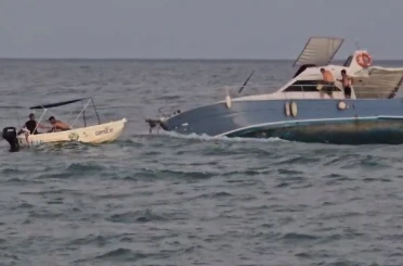 Teknede mahsur kalanları kurtarmak için giden balıkçı teknesi de arızalandı 