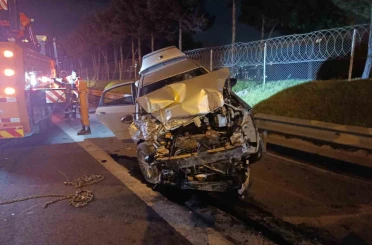 TEM Otoyolu’nda kamyonete çarpan otomobil bariyerlere çıktı: 2 yaralı 