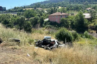 TEM Otoyolu’nda otomobil şarampole devrildi: 1 ölü, 3 yaralı 
