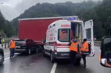 TEM Otoyolu’nda tırdan ayrılan dorseye otomobil çarptı: 2 yaralı 