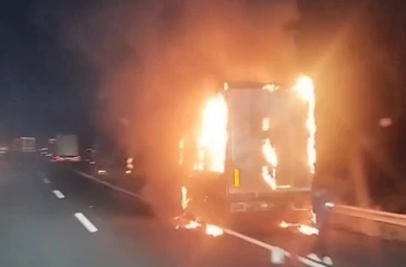 TEM Otoyolu’nda tırın dorsesi alev alev yandı 