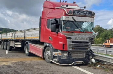TEM’de bariyerlere çarpan tırın dorsesindeki demir profiller yola saçıldı: 1 yaralı 