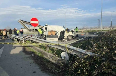 TEM’de hafif ticari araç bariyerlere saplandı, 2 kişi hayatını kaybetti 