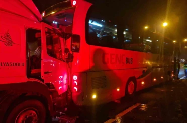 TEM’de lastiği patlayan otobüse kamyon çarptı: 1 yaralı 