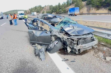 TEM’de otomobil kamyona çarptı: 3 yaralı 