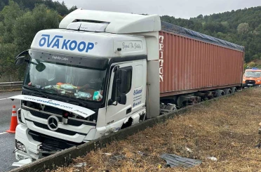 TEM’de tır bariyerlere çarptı: 1 yaralı 