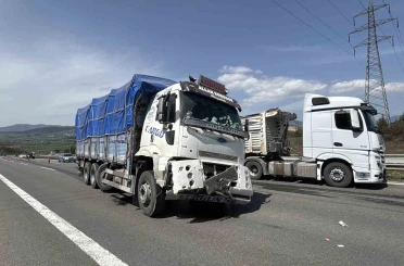 TEM’de tırdan kopan lastik kamyonun altına girdi 