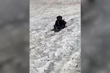 Temmuz ayında şaşırtan manzara: Buyer Dağı’nda kayak yaptı 