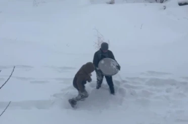Tepsiyle kayarken havaya attı, kardeşinin başına isabet etti 
