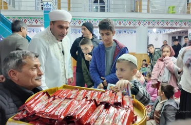 Teravihe gelen çocuklara imamdan ikramlar 