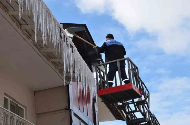 Tercan’da buz sarkıtları temizlendi 