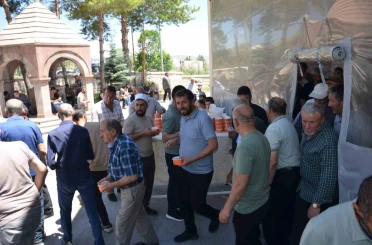 Tercan’da Muharrem ayı dolayısıyla cemaate aşure ikram edildi 