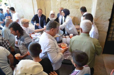 Tercan’da tarihi kervansarayda vatandaşlara aşure ikram edildi 
