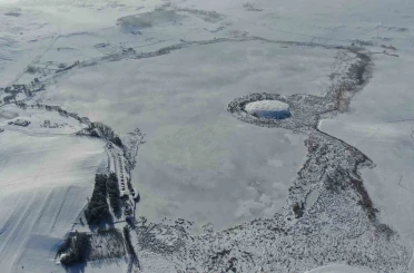 Termometreler eksi 21’i gösterdi, Hafik Gölü tamamen dondu 