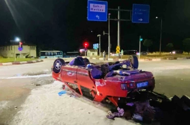 Ters dönen Tofaş’ın içindeki 2 kişi yaralandı 