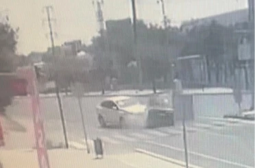 Ters yönden çıkan araç otomobille çarpıştı: 2 kişinin yaralandığı kaza kamerada 