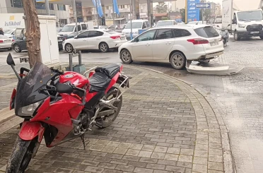 Ters yönden gelen motosikletin otomobille çarpışma anı kamerada: 1 yaralı 